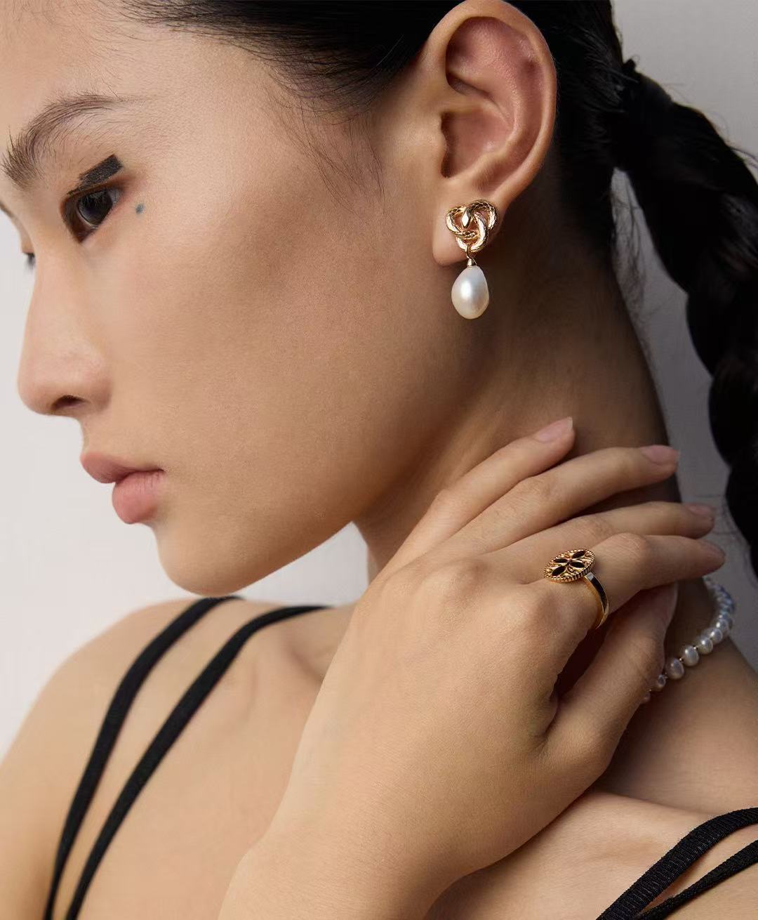 S925 Sterling Silver Vintage Natural Baroque Pearl Earrings with Serpent Totem (E01300-2)